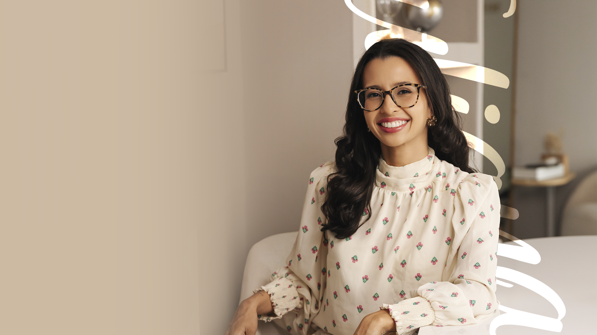 Juliana Machado em retrato acolhedor no consultório